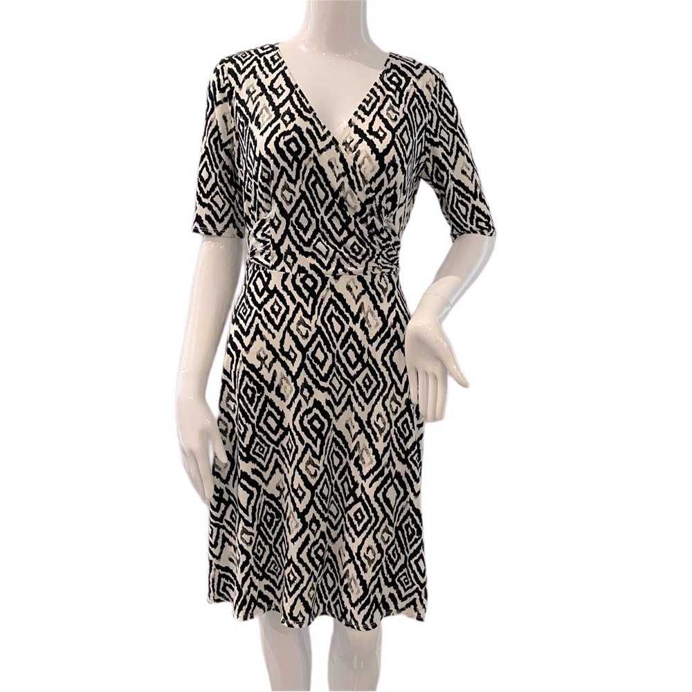 ⭐️ Donna Morgan Women's Dress Size 8 v neck front diamond pattern